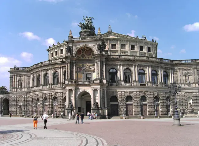 Dresden Leibniz Graduate School : 德累斯顿莱布尼茨研究生院