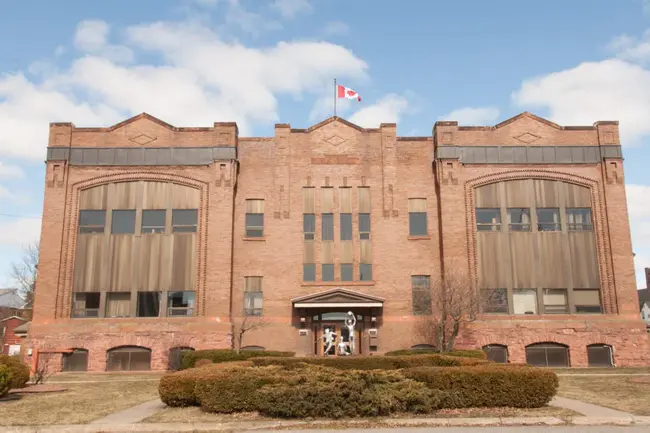 Algoma District School Board : Algoma区学校董事会