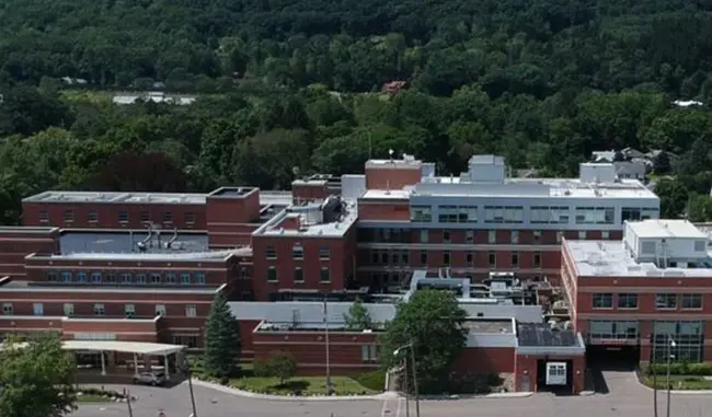 Arnot Ogden Hospital : 阿诺奥格登医院