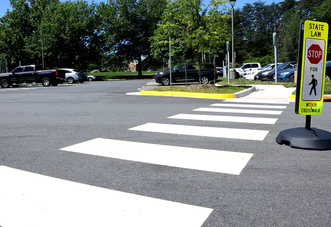 Pedestrian Crosswalk Ahead : 前方人行横道