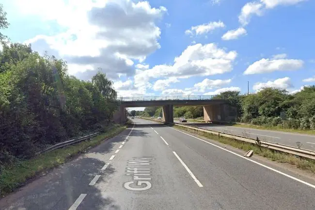 Road Under Bridge : 桥下道路